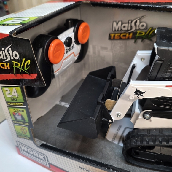 Maisto Tech RC Bobcat Track Loader - Black and White - Picture 3 of 10